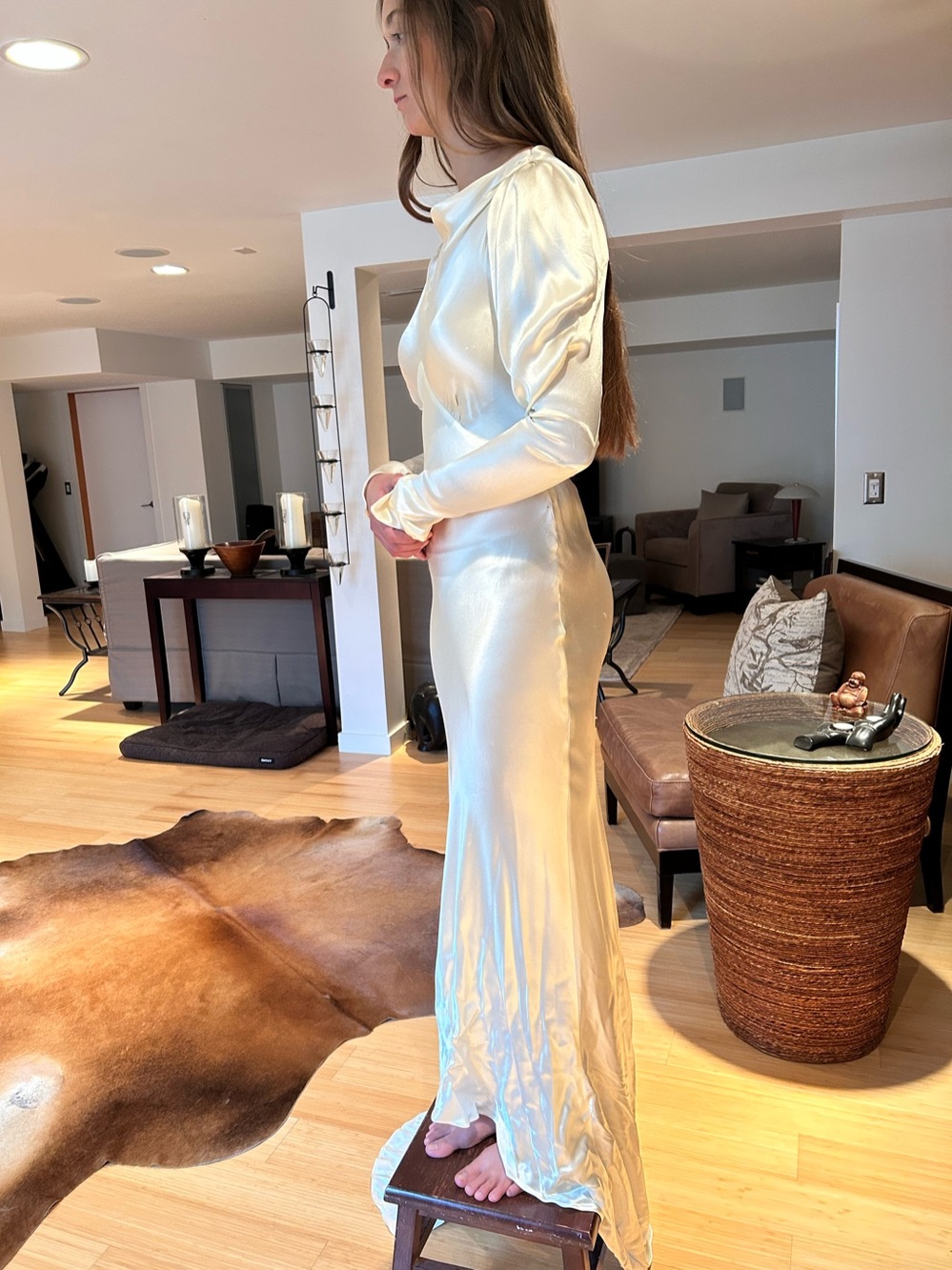 Elegant Cream Silk Satin Vintage Wedding Dress with Long Sleeves - Picture 2 of 11